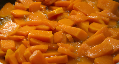 Ricetta vegan del giorno: zucca in padella con aglio, rosmarino e vino bianco